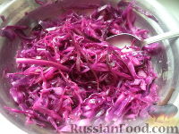 Фото приготовления рецепта: Салат из краснокачанной капусты - шаг №7