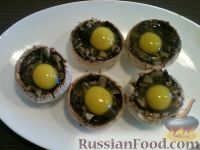 Фото приготовления рецепта: Шампиньоны с перепелиными яйцами (в микроволновке) - шаг №5