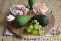 Фото приготовления рецепта: Закуска в огурце - с авокадо, семгой и креветками - шаг №1