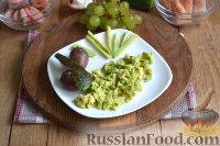 Фото приготовления рецепта: Закуска в огурце - с авокадо, семгой и креветками - шаг №2
