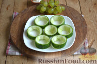 Фото приготовления рецепта: Закуска в огурце - с авокадо, семгой и креветками - шаг №4