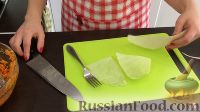 Фото приготовления рецепта: Тарт-перевёртыш из рубленого теста, с пряным карамелизованным луком и арахисом - шаг №15