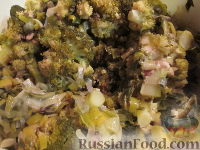 Фото приготовления рецепта: Куриный суп с манными клёцками, зелёным горошком и сельдереем - шаг №2