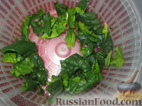 Фото приготовления рецепта: Салат из шпината с апельсином и орешками - шаг №3