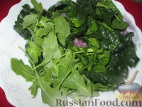 Фото приготовления рецепта: Салат из шпината с апельсином и орешками - шаг №4