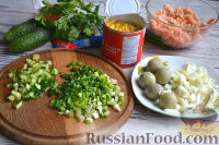 Фото приготовления рецепта: Салат «Рог изобилия» с икрой, креветками и семгой - шаг №5