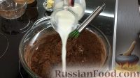 Фото приготовления рецепта: Бисквитный торт со сметанным кремом - шаг №11