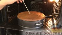 Фото приготовления рецепта: Бисквитный торт со сметанным кремом - шаг №14