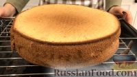 Фото приготовления рецепта: Бисквитный торт со сметанным кремом - шаг №15