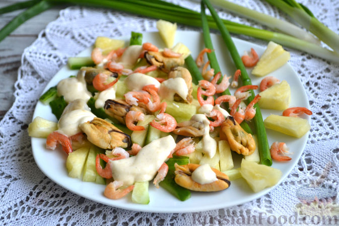 Салат с кальмарами и креветками