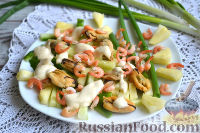 Фото к рецепту: Салат с креветками, мидиями и свежим ананасом