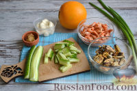 Фото приготовления рецепта: Салат с креветками, мидиями и свежим ананасом - шаг №4