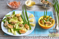 Фото приготовления рецепта: Салат с креветками, мидиями и свежим ананасом - шаг №9