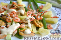 Фото приготовления рецепта: Салат с креветками, мидиями и свежим ананасом - шаг №10