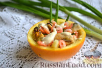 Фото приготовления рецепта: Салат с креветками, мидиями и свежим ананасом - шаг №11