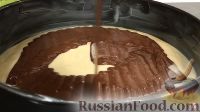Фото приготовления рецепта: Шоколадный пирог с творожно-кокосовыми шариками - шаг №11