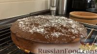 Фото приготовления рецепта: Шоколадный пирог с творожно-кокосовыми шариками - шаг №16