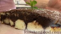 Фото приготовления рецепта: Шоколадный пирог с творожно-кокосовыми шариками - шаг №17