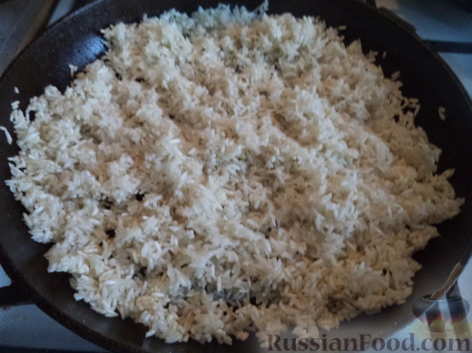 Рис на сковороде рассыпчатый на сливочном. Рис с сыром и маслом на сковороде. Рассыпчатый рис на сковороде без варки с фаршем. Как приготовить вкусно рис рассыпчатый на сковороде.