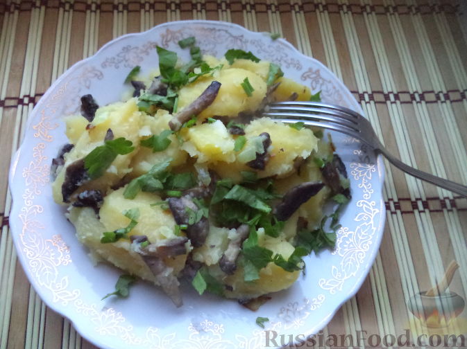 Салат с варёной картошкой, тунцом и цуккини