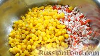 Фото приготовления рецепта: Салат с крабовыми палочками и кукурузой - шаг №3