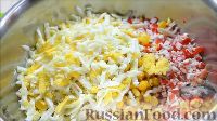 Фото приготовления рецепта: Салат с крабовыми палочками и кукурузой - шаг №4