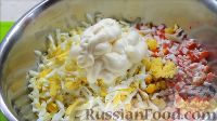 Фото приготовления рецепта: Салат с крабовыми палочками и кукурузой - шаг №5