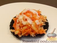 Фото к рецепту: Салат из сырой моркови и яблок со сметаной