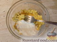 Фото приготовления рецепта: Салат из редьки с яйцами - шаг №4