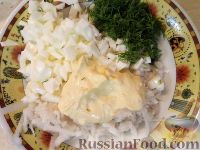 Фото приготовления рецепта: Салат из редьки с яйцами - шаг №7