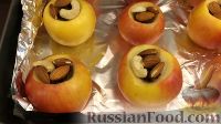Фото приготовления рецепта: Запеченные яблоки с орехами и изюмом - шаг №6
