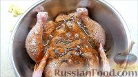 Фото приготовления рецепта: Курица, фаршированная яблоками, с лапшой и грибами - шаг №3