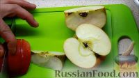 Фото приготовления рецепта: Курица, фаршированная яблоками, с лапшой и грибами - шаг №5