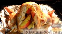 Фото приготовления рецепта: Курица, фаршированная яблоками, с лапшой и грибами - шаг №6