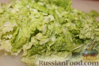 Фото приготовления рецепта: Салат из пекинской капусты с курицей и сухариками - шаг №9