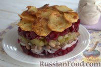 Фото к рецепту: Праздничный винегрет с картофельными чипсами