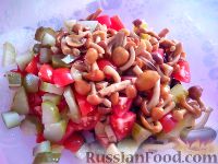 Фото приготовления рецепта: Салат с фасолью, грибами и сухариками - шаг №4