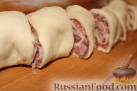 Фото приготовления рецепта: Свинина, тушенная с квашеными огурцами в сметанно-медовом соусе - шаг №13