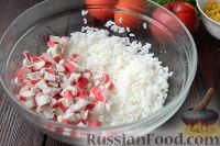 Фото приготовления рецепта: Крабовый салат "Рождественский венок" - шаг №3