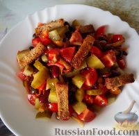 Фото приготовления рецепта: Салат с фасолью, грибами и сухариками - шаг №5