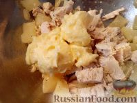 Фото приготовления рецепта: Салат из мяса курицы и ананасов - шаг №7