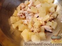 Фото приготовления рецепта: Салат из курицы с ананасами - шаг №5