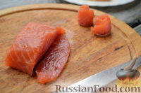 Фото приготовления рецепта: Канапе с красной рыбой «Розочки» - шаг №5