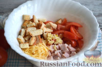 Фото приготовления рецепта: Салат с ветчиной, помидорами и сыром - шаг №7