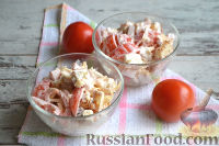 Фото приготовления рецепта: Салат с ветчиной, помидорами и сыром - шаг №8