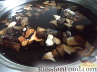 Фото приготовления рецепта: Суп из сушеных грибов с картофелем - шаг №2