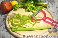 Фото приготовления рецепта: Салат из сельдерея, с гранатом - шаг №2
