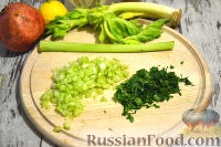 Фото приготовления рецепта: Салат из сельдерея, с гранатом - шаг №3