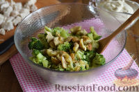 Фото приготовления рецепта: Салат с брокколи и каштанами - шаг №7