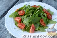 Фото приготовления рецепта: Салат из морепродуктов, с помидорами и рукколой - шаг №4